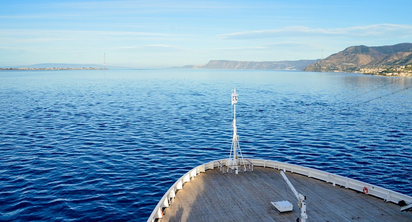 Navigation dans le détroit de Messine, Italie